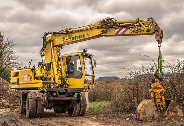 二手推土机市场现状及保养建议
